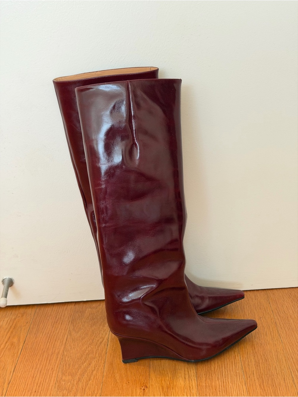 Women’s Tall Pointed-Toe Knee Boots in Burgundy - Picture 2 of 7
